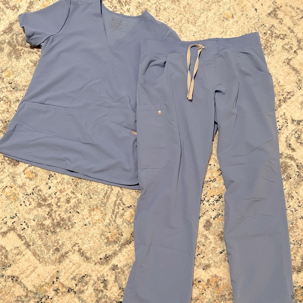 Figs Women’s Ceil Blue 3 pocket scrub top M & Ceil Blue Kade scrub pants L. SET!